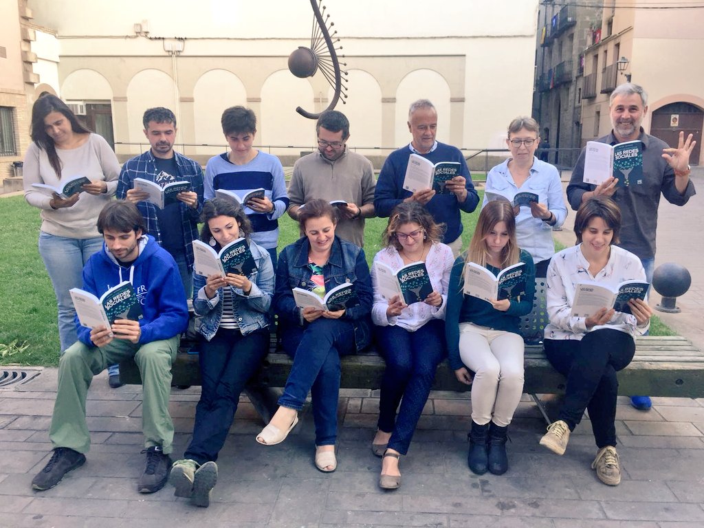 STorramorell's tweet image. Concentrats amb el llibre #LasRedesSociales de @SeniorManager @mariaredondo @Lluis_Serra al @CCSolsones sortim al món #TheSkyIsTheLimit