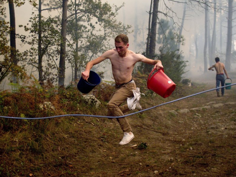 carlosferrersot's tweet photo. Orgulloso de los miles de voluntarios contra el fuego de Galicia, Asturias, y Portugal. No lleváis capa, pero sois mis verdaderos héroes. https://t.co/2wf9i6JFTf