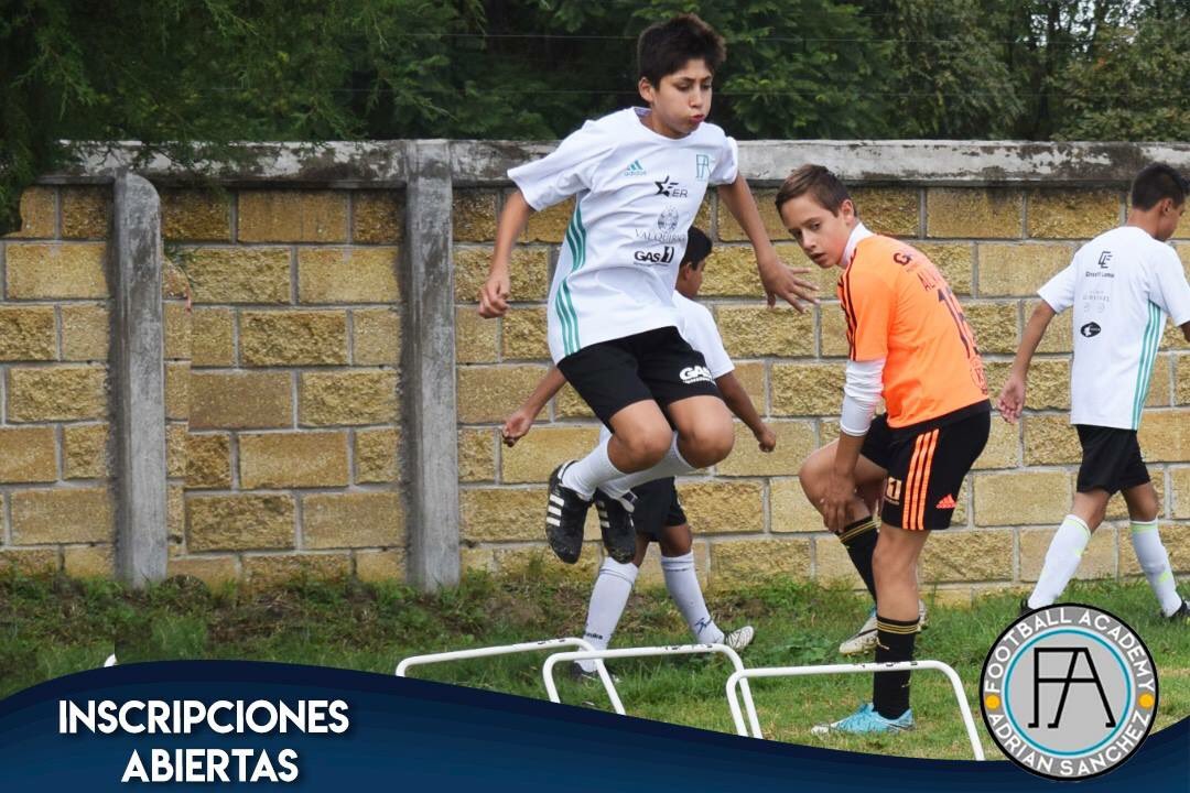 FootbalAcademy's tweet photo. Preparamos a los próximos futbolistas, conoce nuestra academia e inscríbete. https://t.co/sm3r4xCu6o