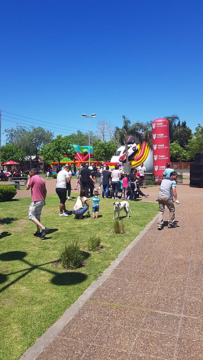 deb_villalba's tweet photo. #AHORA junto a @Ramirodsm, @patriciodangelo y @luiferlau  en la Plaza Sarmiento de #Troncos disfrutando de #TuPlazaDeFiesta 🎉🎉🎉🎉🎉🎉🎉🎉🎉🎉🎉🎉🎉🎉🎉 https://t.co/x9E4AKZAFQ