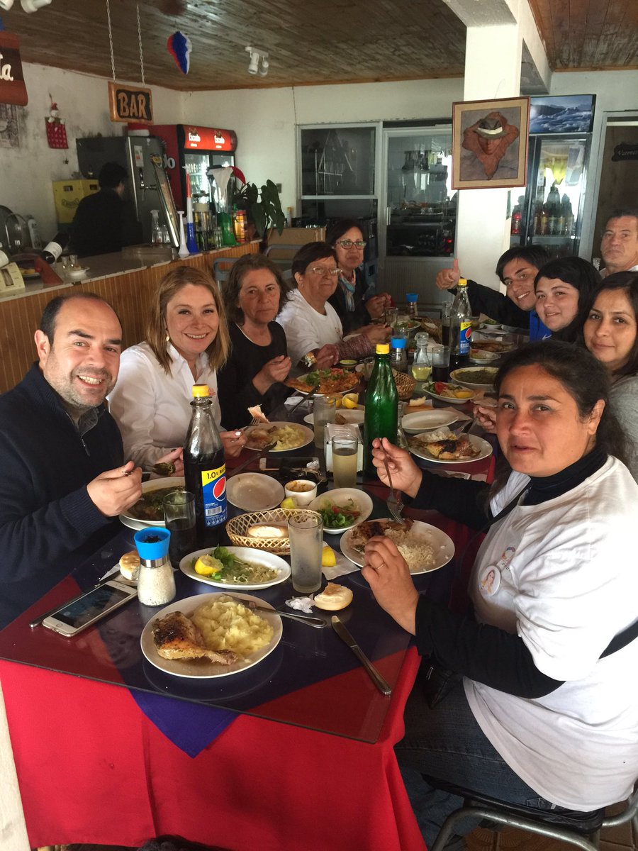 Clo_Aravena_L's tweet photo. Con el equipo #ClaudiaAravenaDiputada recargando energías en "El mesón de Lulita" de Curanipe. #DialogandoSeConstruye https://t.co/IqArhm9HHI