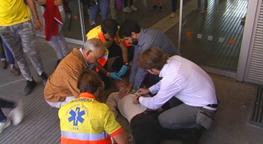 CanalTerrassa's tweet photo. .@Mutua_Terrassa mostra en ple carrer com actuar en cas d’#aturadacardíaca https://t.co/EX6YO03jTO #salut #Terrassa #RCP2017 #RestartAHeart https://t.co/GaFj3Vbw0d