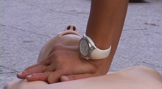 CanalTerrassa's tweet photo. .@Mutua_Terrassa mostra en ple carrer com actuar en cas d’#aturadacardíaca https://t.co/EX6YO03jTO #salut #Terrassa #RCP2017 #RestartAHeart https://t.co/GaFj3Vbw0d
