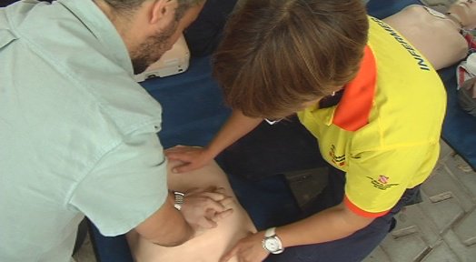 CanalTerrassa's tweet photo. .@Mutua_Terrassa mostra en ple carrer com actuar en cas d’#aturadacardíaca https://t.co/EX6YO03jTO #salut #Terrassa #RCP2017 #RestartAHeart https://t.co/GaFj3Vbw0d