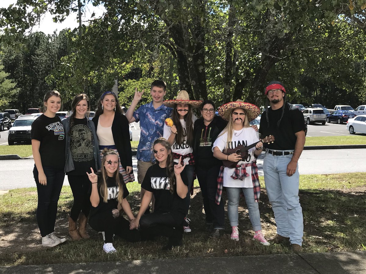 AP Lit. on Music Monday! Go Tribe! <a href="/ArmucheeHigh/">Armuchee High School</a> #Homecomingweekrocks @emilyamowery
