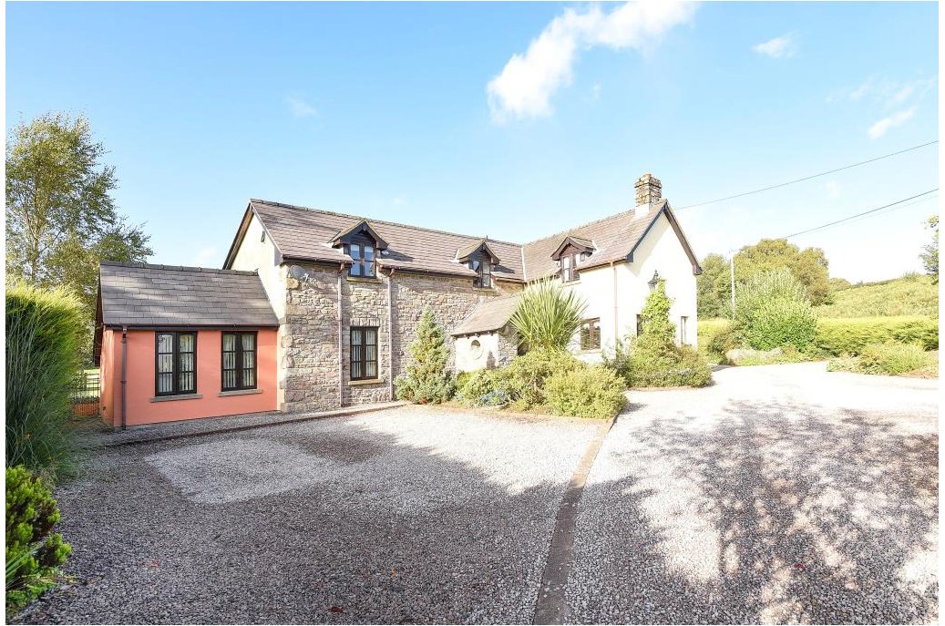 RBBProperty's tweet photo. Check out this home’s beautiful, farm-house inspired kitchen with an aga #property https://t.co/lc2VgC8wn3 https://t.co/vKcLWnuwVX