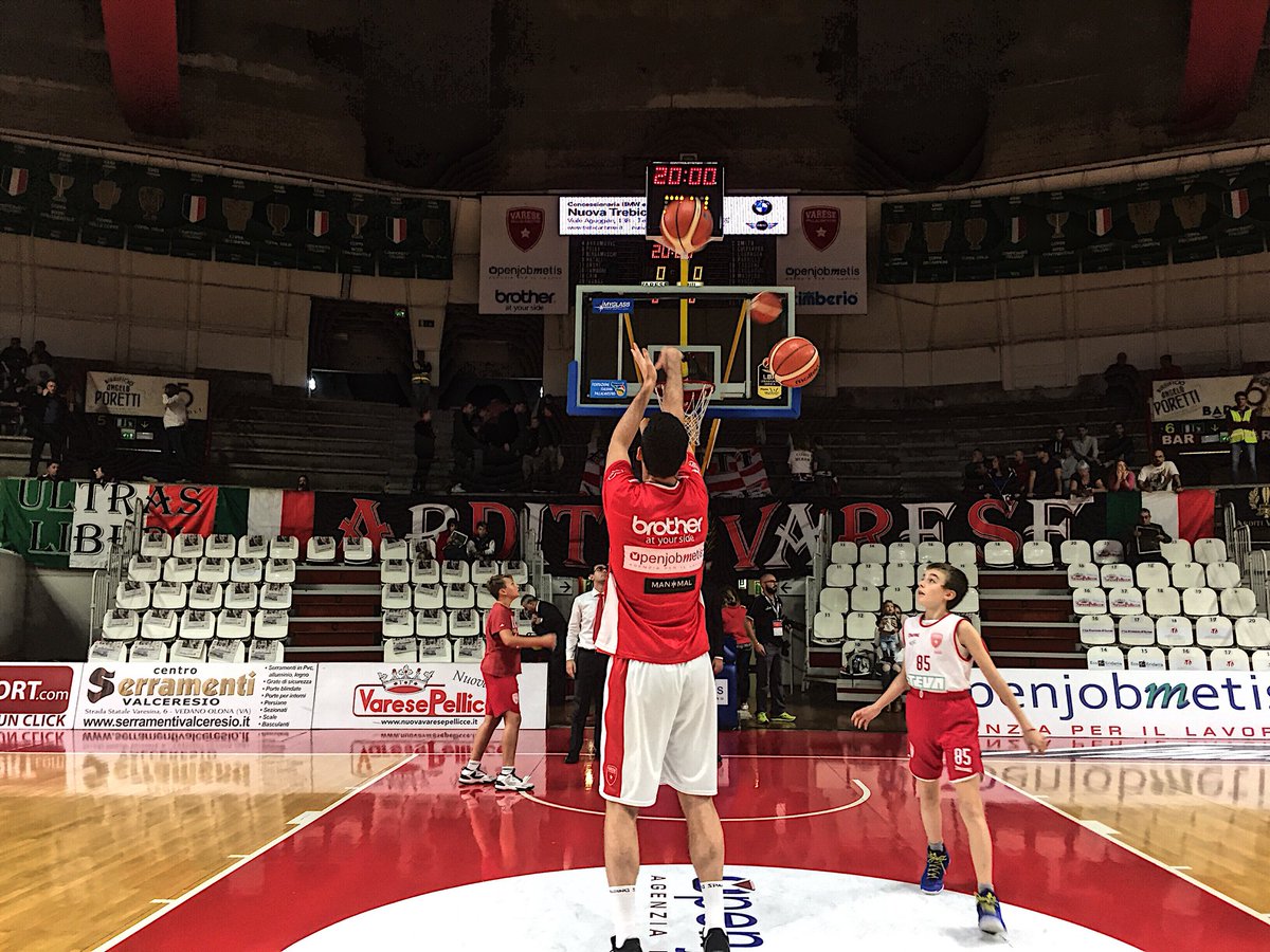 PallVarese's tweet image. Warm-up al #PALA2A! Scaldiamo i motori, biancorossi! @PallVarese in campo per la prima parte del riscaldamento! #GOVARESE #VarCan