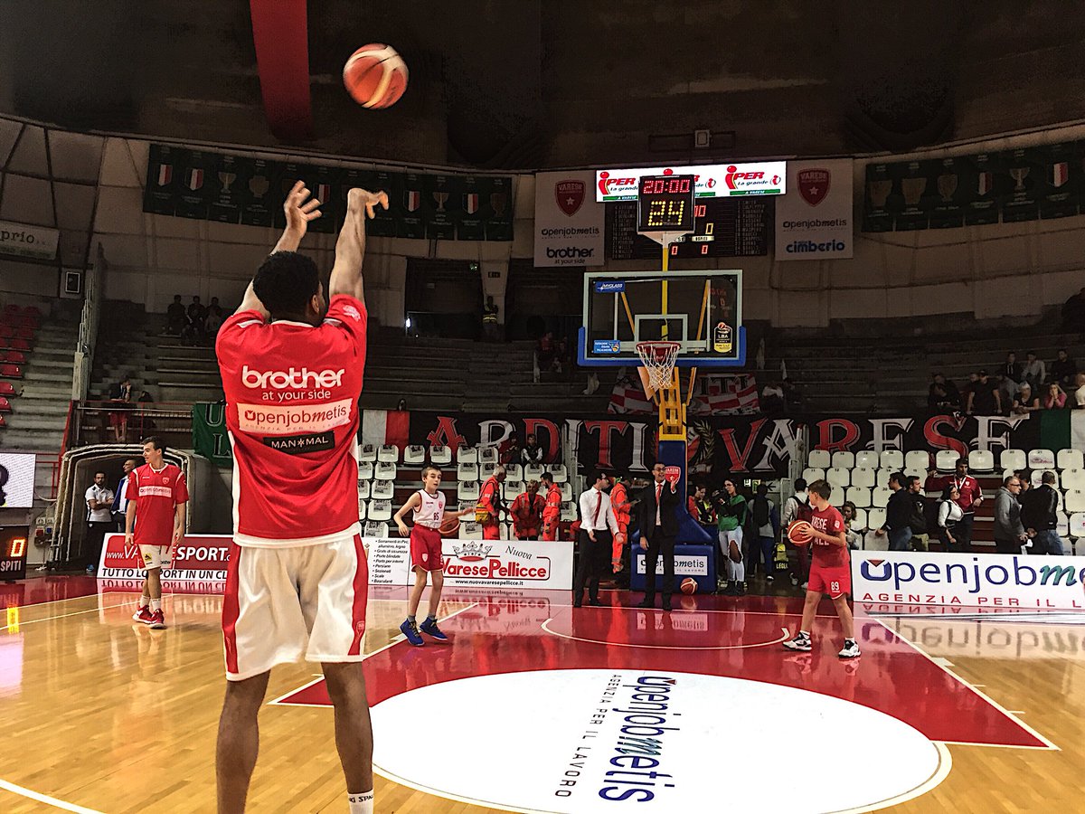 PallVarese's tweet image. Warm-up al #PALA2A! Scaldiamo i motori, biancorossi! @PallVarese in campo per la prima parte del riscaldamento! #GOVARESE #VarCan