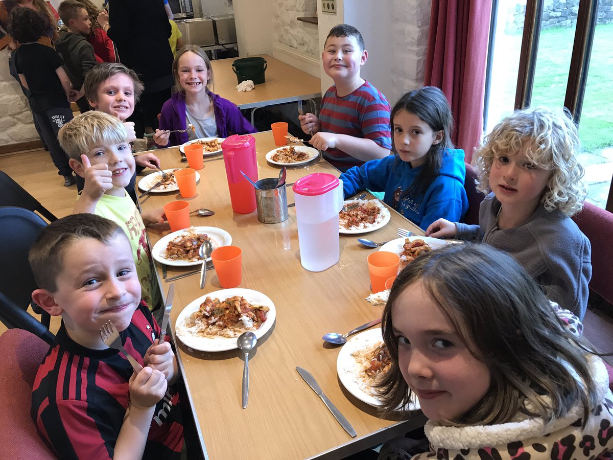 MelinGruffydd's tweet photo. #Bl4A yn mwynhau eu bwyd! #Yr4A enjoying their tea! #Abercraf #YsgolAnturus #NA https://t.co/r3bqwFMuC5