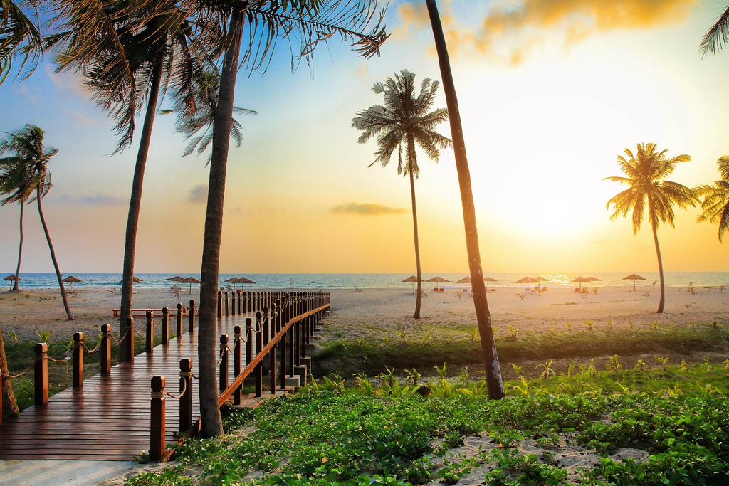 TripMyanmar's tweet photo. Enjoy fantastic scenery and catch the glamorous view of sunset at #Ngwe_Saung #beach #Myanmar. Get #Tourist_Visa at https://t.co/t5MnE9jiLe. https://t.co/B9gUvbyML3