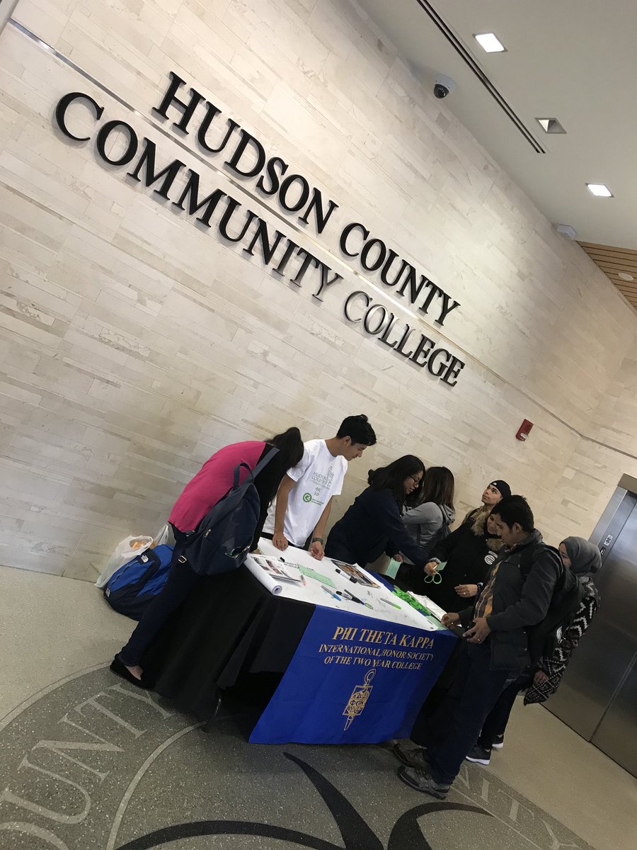 HudsonCCC's tweet photo. HCCC Students, sign the pledge for Community College Completion #njcc1st #NJC4 #hcccfall2017 #phithetakappa @njcc1st https://t.co/gOyQfWwnLC