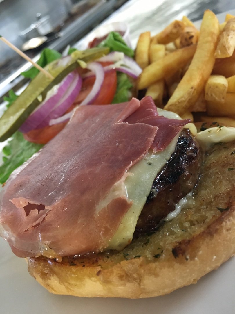 ShinglemillP's tweet photo. Come to #ShingleMillPubAndBistro and enjoy our timeless classics, burgers, &amp; salads for lunch. https://t.co/QnWZMRiQNK