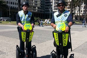 RadioBocacha's tweet photo. 19:46 -Hasta ahora los únicos que se pueden ver en la Plaza Matriz son los policías #ToqueDeQuedaMVD https://t.co/8CKWaDKp4p