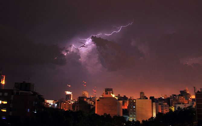 lemondecort17's tweet photo. La tormenta crece. Se aguarda información oficial de la Comisión Feminista por la continuidad o suspensión de la marcha.
#MáramavsFeminismo https://t.co/JPRs1UzF7E