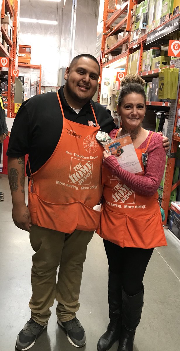 Pennymayhem's tweet photo. Showing some appreciation in the aisles at 4010!!!@bamanda1214 @stanced_Raider @dustin_sommers @blkubes https://t.co/PjgqlSWzsl