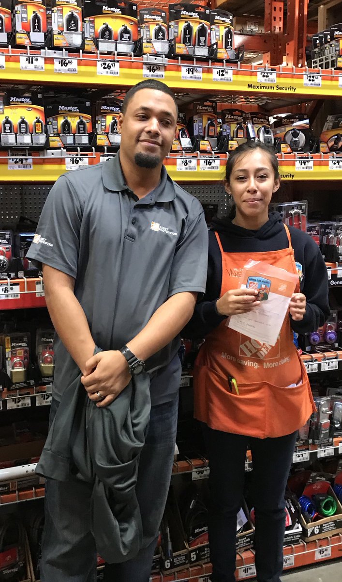 Pennymayhem's tweet photo. Showing some appreciation in the aisles at 4010!!!@bamanda1214 @stanced_Raider @dustin_sommers @blkubes https://t.co/PjgqlSWzsl