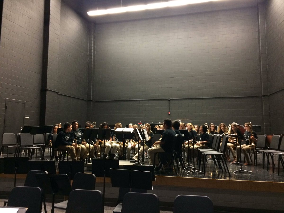 BulldogBand1's tweet photo. 6th grade band -almost showtime!! https://t.co/4lCz6PiOJ9