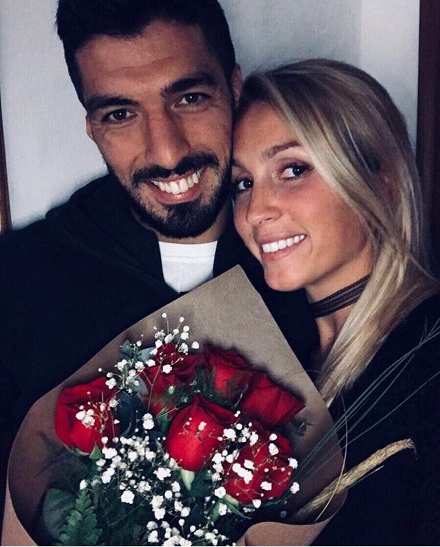 ComWomanort17's tweet photo. #ExclusivoParaSuárez 
El romántico Suárez ha propuesto casamiento nuevamente a su esposa como sello de amor.
Foto: Milo https://t.co/clwt6Thwct