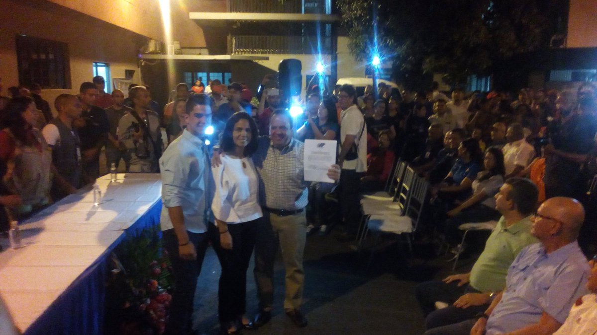 mreyesPSUV's tweet photo. #VenezuelaAmaneceVictoriosa || #Ahora Nuestro Gobernador @RMarcoTorres fue proclamado por el CNE, el pueblo de #Zamora te felicita camarada https://t.co/LnQObbMII1