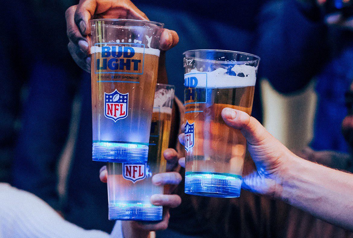 WoodysReno's tweet photo. Join us tonight for Monday Night Football! We've got great deals on Bud, Bud Light and Chicken Wings! #INDvTEN https://t.co/tWEhKld0sE