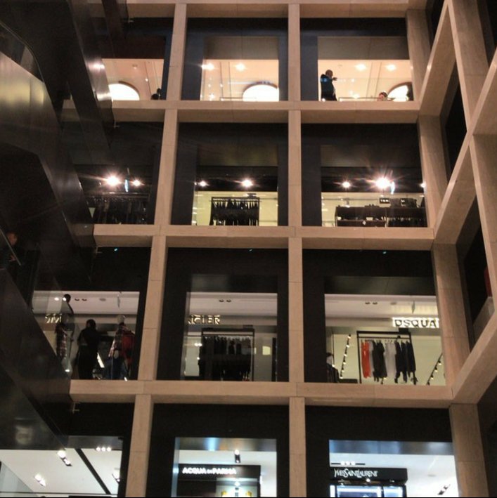 CPRsolution_'s tweet image. Nel cuore della Capitale tra Palazzo Chigi, Piazza di Spagna e Fontana di Trevi ha inaugurato la nuova Rinascente, gioiellino di lusso che unisce moda, design e food.
#Rinascente #Roma