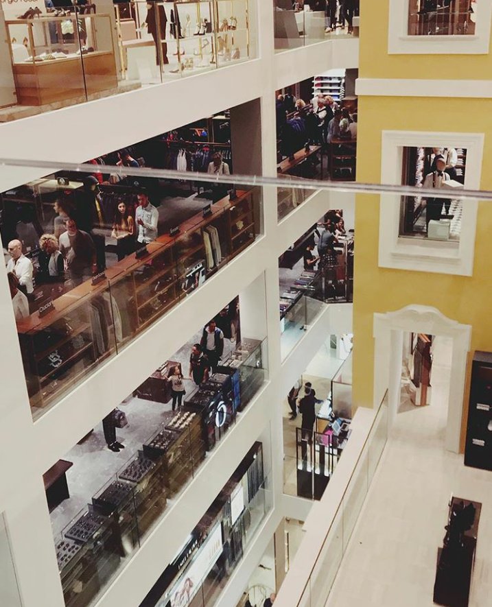 CPRsolution_'s tweet image. Nel cuore della Capitale tra Palazzo Chigi, Piazza di Spagna e Fontana di Trevi ha inaugurato la nuova Rinascente, gioiellino di lusso che unisce moda, design e food.
#Rinascente #Roma