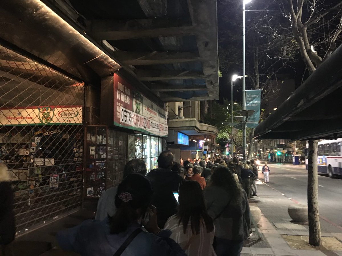ComWomanort17's tweet photo. #ExclusivoParaSuárez 
La multitud se dirige a La plaza independencia donde se rumorea que Sofia Balbi anunciará una sorpresa a Luis Suárez. https://t.co/wxpbFbvD2W