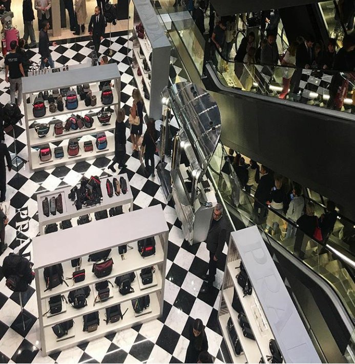 CPRsolution_'s tweet image. Nel cuore della Capitale tra Palazzo Chigi, Piazza di Spagna e Fontana di Trevi ha inaugurato la nuova Rinascente, gioiellino di lusso che unisce moda, design e food.
#Rinascente #Roma