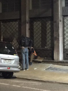lemondecort17's tweet photo. Los Agentes de la Policía hablan con un cuida coches de la zona para recabar  más información acerca de los sospechosos.
#MáramavsFeminismo https://t.co/hJxvWmsMnk