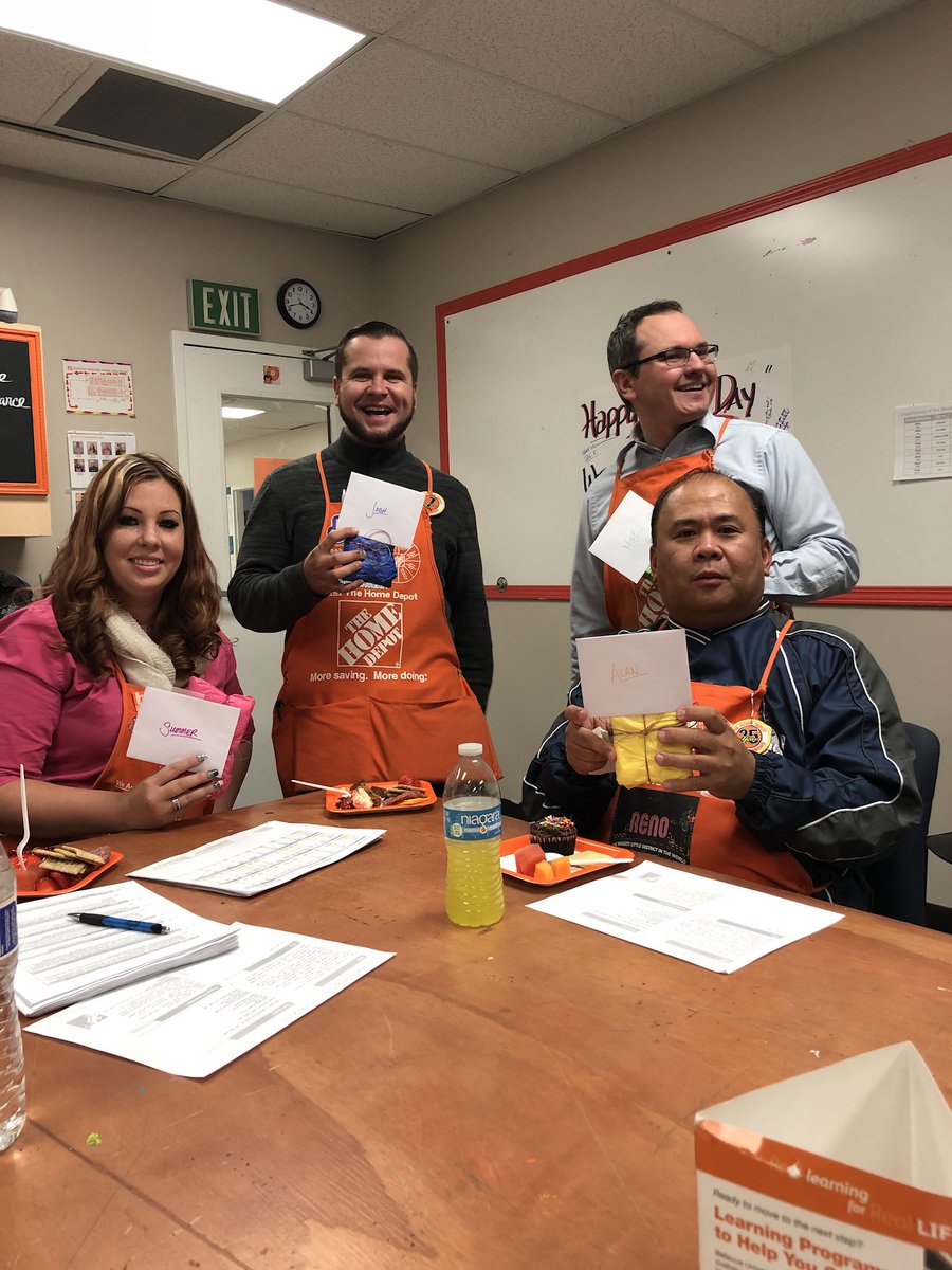 KayMelton17's tweet photo. @Alan_3313 @Summer_S_V @J_Rockky @THDSachs we appreciate our management team for boss’s day #3313dreamteam #PacNorthProud #D116 https://t.co/GGLuQYcl2P