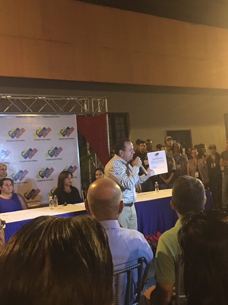 soranimontes's tweet photo. Acompañando a nuestro querido gobernador de Aragua @RMarcoTorres en su acto de proclamación en el CNE Ganó La Paz,ganó el amor,ganó Chávez!! https://t.co/RABBaqJHGD