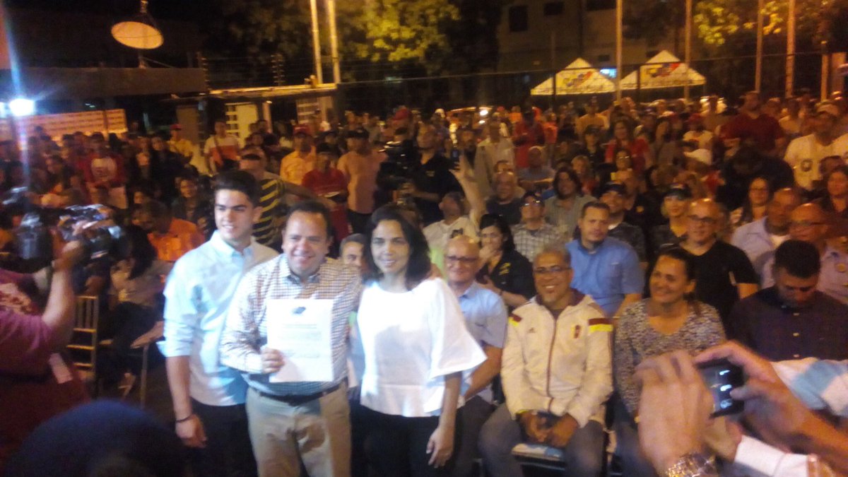 soranimontes's tweet photo. Acompañando a nuestro querido gobernador de Aragua @RMarcoTorres en su acto de proclamación en el CNE Ganó La Paz,ganó el amor,ganó Chávez!! https://t.co/RABBaqJHGD