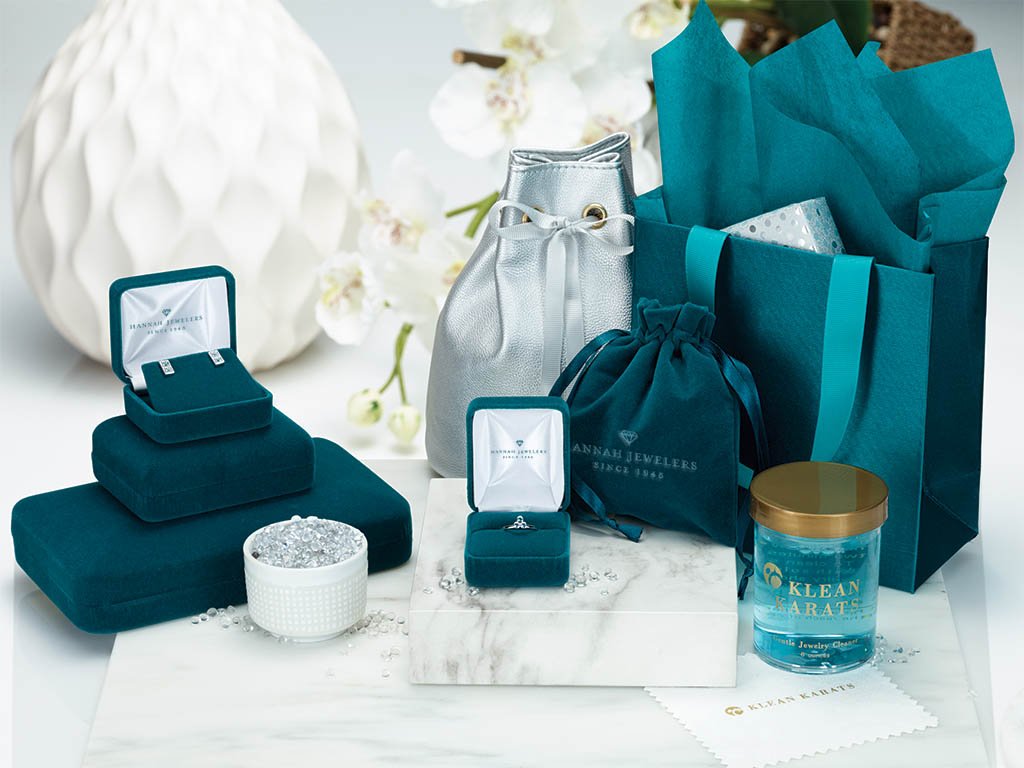 StullerInc's tweet photo. Keep it cool and crisp this #MerchandisingMonday by adding hints of silver in a blue with white contrast. #JewelryDisplay #PresentationPro https://t.co/5qCx7ZUKDb