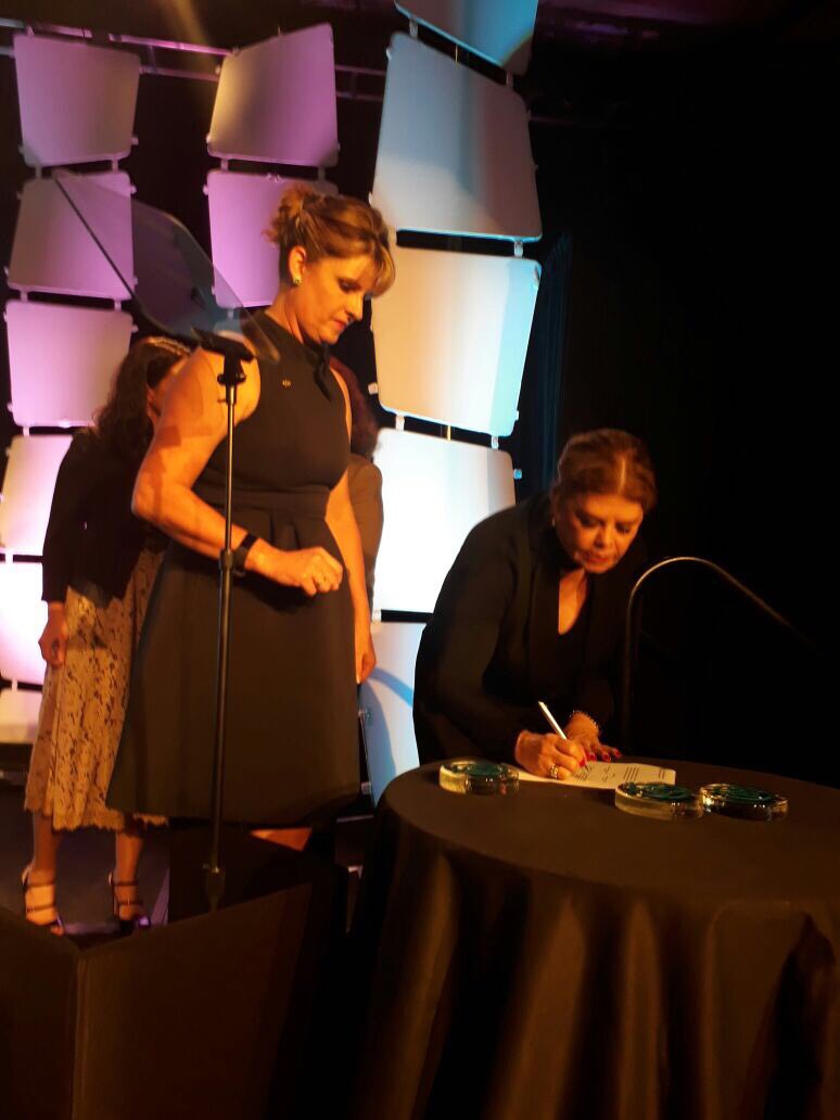 anamasa5's tweet photo. Firma de convenio con NAWBO empresarias de USA Congreso Nacional Minneapolis. Su gobierno invitó y trajo a empresarias de 50 países. @SE_mx https://t.co/WolWZjjMba