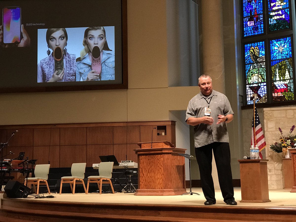 Julietuc's tweet photo. "Our creator is incredibly generous!"  Mark Schulz, presenting on Generosity! #PCWC2017 https://t.co/WT3HuN5y0X