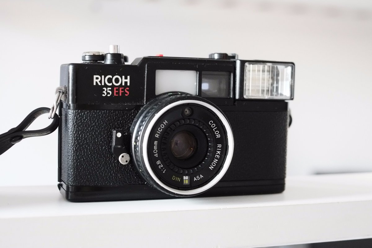 DMRL_HU's tweet photo. Ricoh 35EFS. Saturday morning fleamarket. I like these Zone focus beasts. Perfect for night street with flash #filmtober https://t.co/HjLaQKH4pl