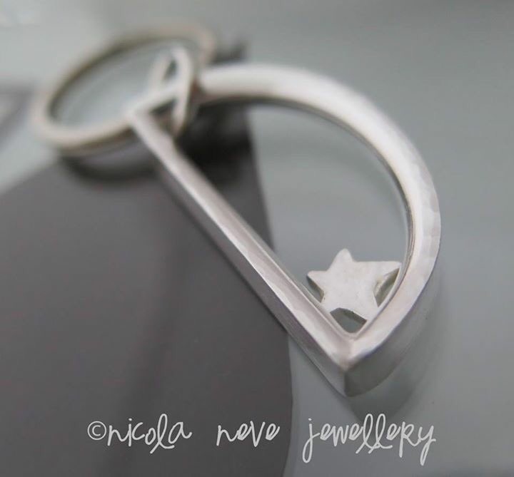 NicolaNeveJewel's tweet photo. D shape, letter D ⭐️ #handmadejewellery #silverkeyring #letter #initial #silversmith #D #accessory #keys #star #nicolanevejewel https://t.co/FzOBjd3llD