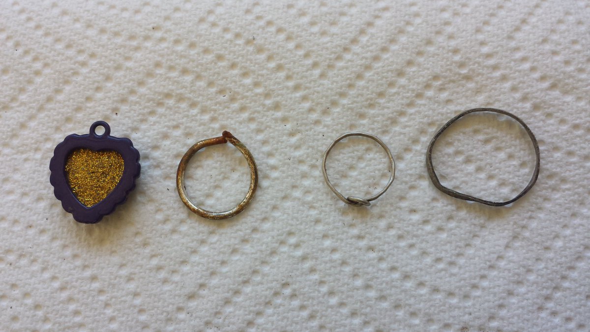chadwicksirnio's tweet photo. 3 hours at the beach! #metaldetecting #Coinsforamateurs #foreigncoin #lead #cladcoinage https://t.co/nBwvApOMtX