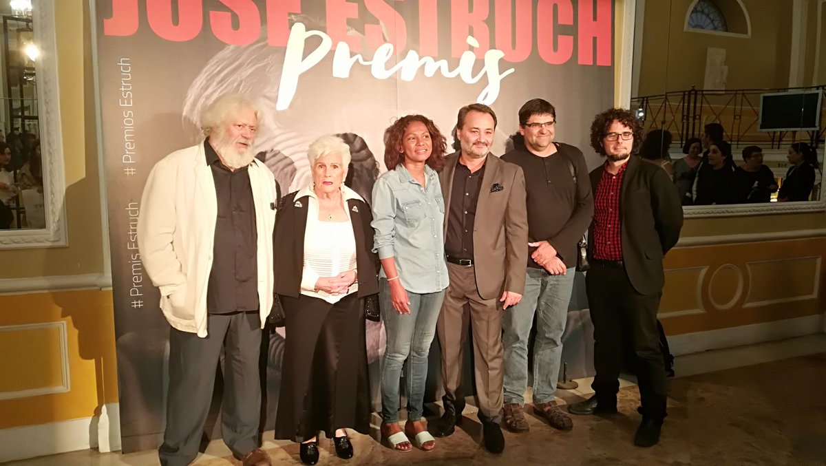 eualacant's tweet photo. @pavoneualacant, @danilefreak @JuliaGuanyar y @cescsanguino con, Mario Gas y Pilar Yzaguirre, mejor obra 16/17 Incendis gala  #PremisEstruch https://t.co/peHISNphzK