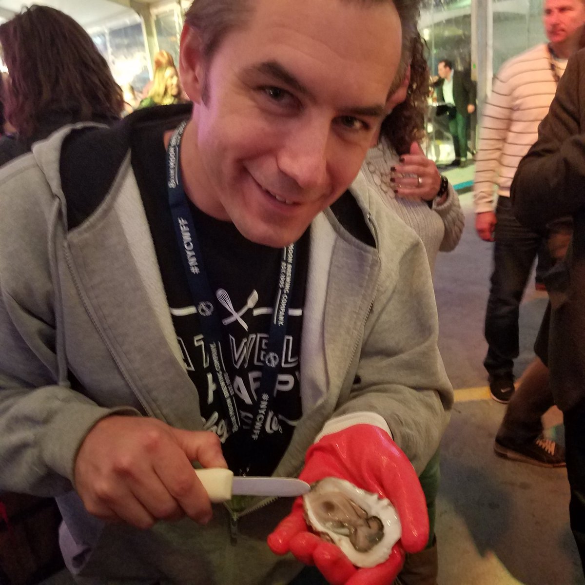 GrapeChasers's tweet photo. Learning to shuck oysters at NYCWFF.
〰️〰️〰️〰️
🍇🏃‍♂️🍷☺
〰️〰️〰️〰️ 
#NYCWFF #nyc #shoprite #wakefern #smorgasburg #oysters #shucking #shuckshack https://t.co/JxlFom8F6E