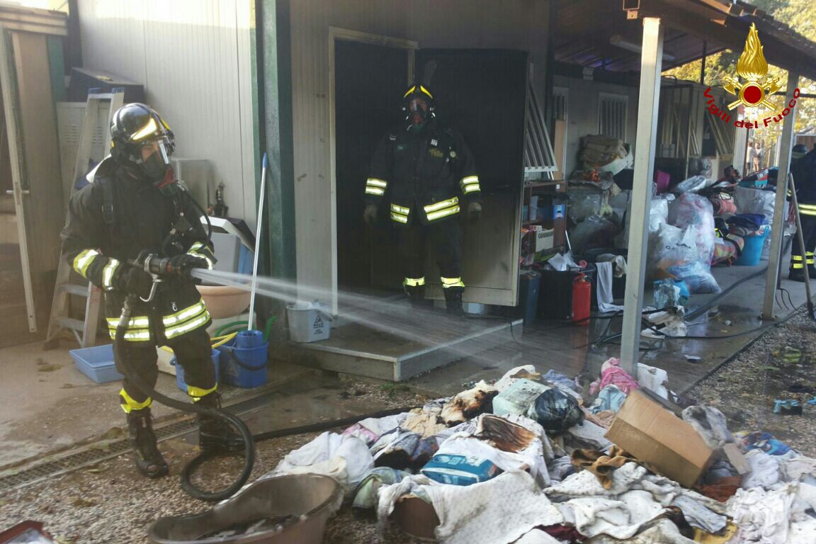 vvfveneto's tweet photo. #16ott 1700 #Monselice(PD), incendio container canile: due persone assistite @SUEM_Veneto incendio spento #vigilidelfuoco animali salvi https://t.co/AMBriWXAjP