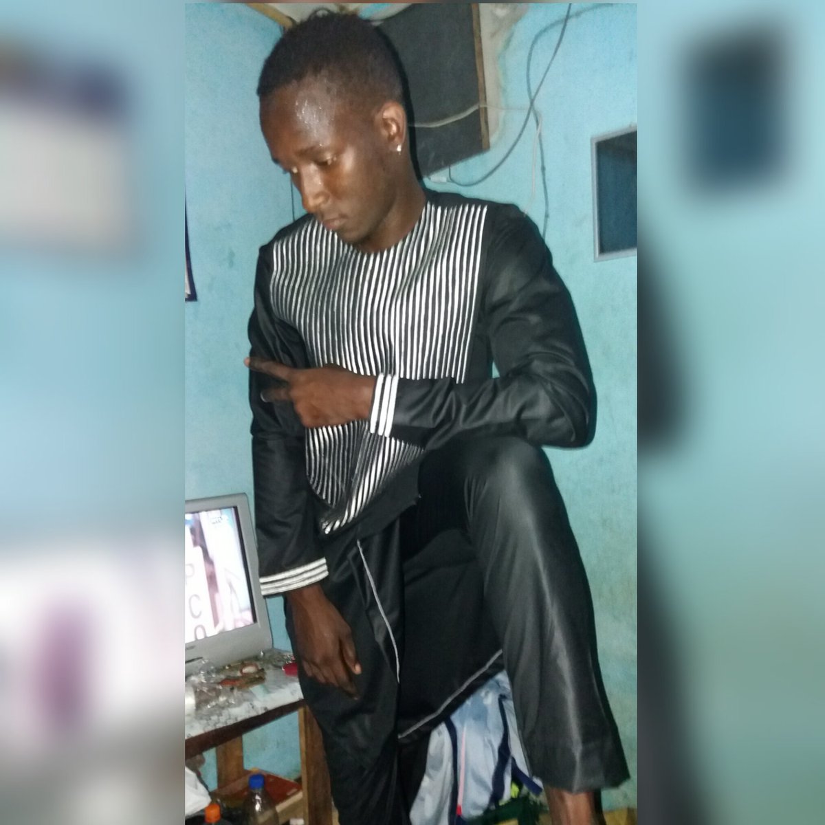 The hand that gives is always the one that receives
Life's unbelievable😓😒
#Mandjou_Voice🎤