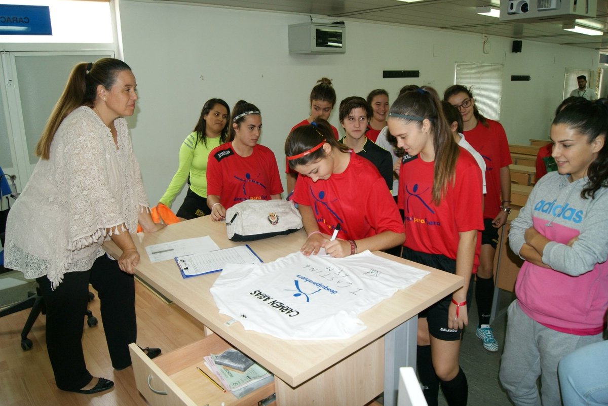 chiitowapa's tweet photo. Gracias a @CarmenAriasRFAF por asistir al I Casting de futbolistas Femenino @deaquiparafuera, todo un éxito!! @RFAF #FutbolFemenino https://t.co/dC2P3CvR9A