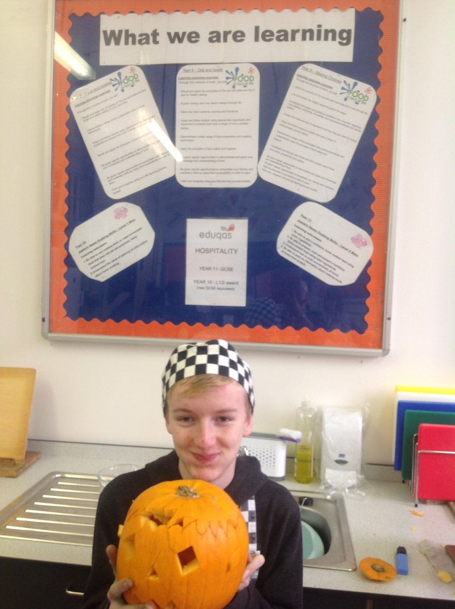 css_essexFood's tweet photo. Students carving pumpkins at CSS LH we are freezing the pulp to make seasonal soup after half term https://t.co/hUzDmqwlxW