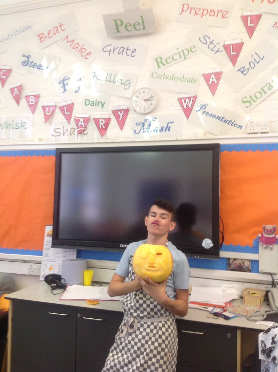 css_essexFood's tweet photo. Students carving pumpkins at CSS LH we are freezing the pulp to make seasonal soup after half term https://t.co/hUzDmqwlxW