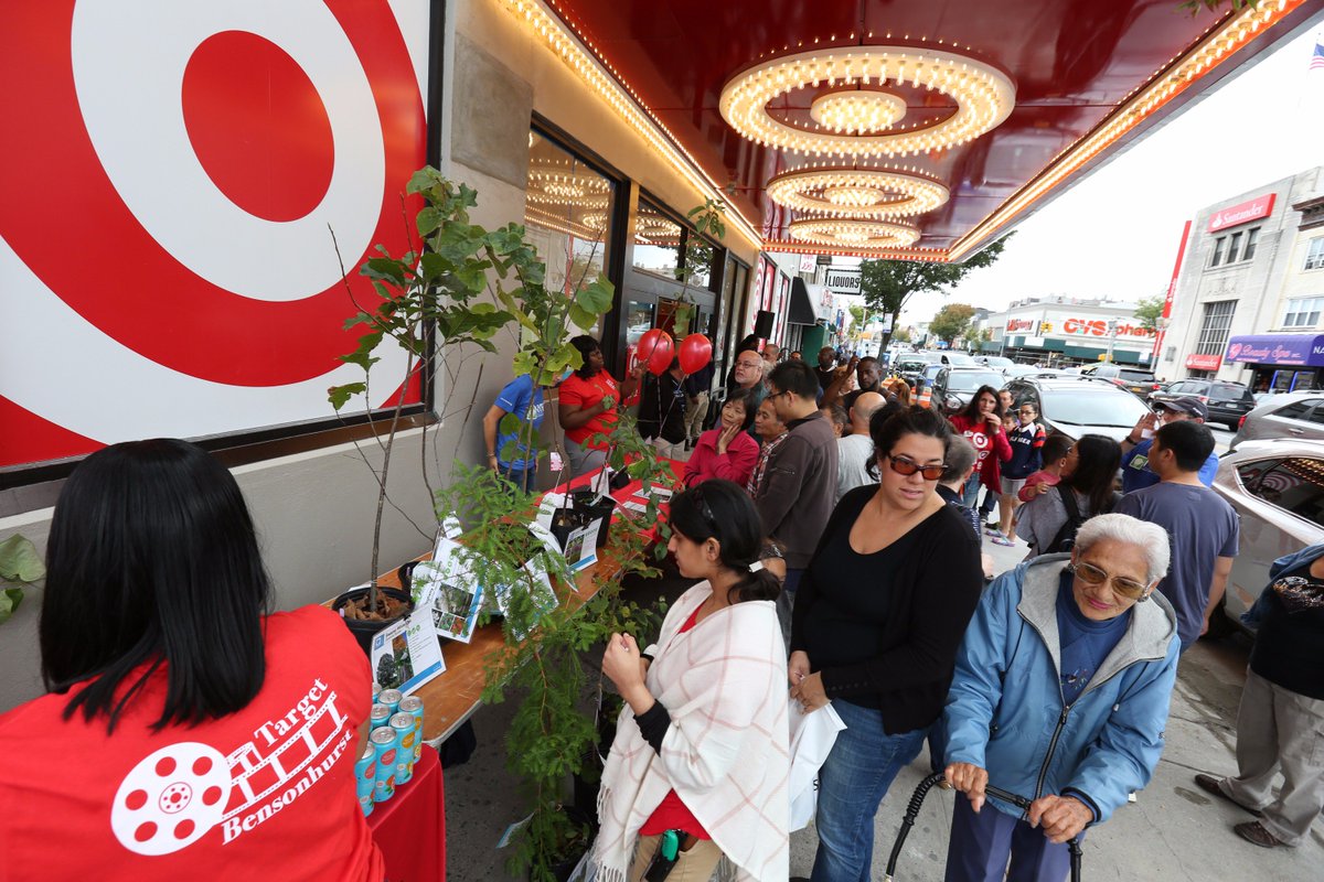 TargetNews's tweet photo. Our Brooklyn Bensonhurst team gave away 200 trees to guests yesterday, sponsoring @MillionTreesNYC event to donate &amp; plant trees across NYC! https://t.co/q6MTlKQZEQ