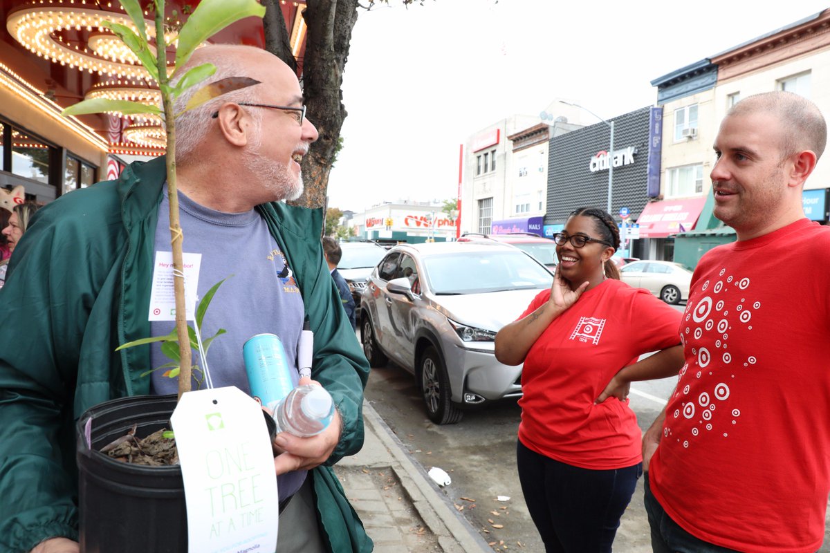 TargetNews's tweet photo. Our Brooklyn Bensonhurst team gave away 200 trees to guests yesterday, sponsoring @MillionTreesNYC event to donate &amp; plant trees across NYC! https://t.co/q6MTlKQZEQ