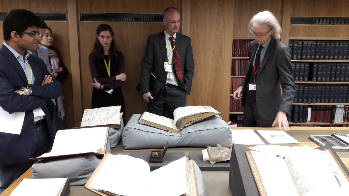 adrienneyuen's tweet photo. Got up close & personal w science legends @royalsociety! Newton's hair, Robert Hooke's Micrographia, Joseph Banks portrait #muchhistory #wow https://t.co/0WzGyrCcul