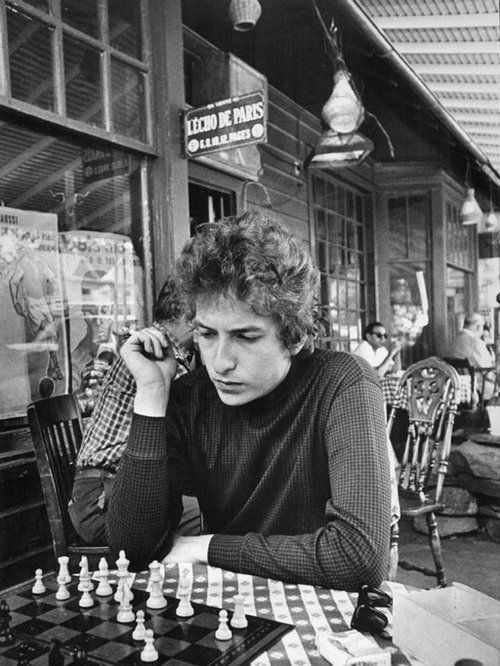 TimeinMusic's tweet photo. Bob Dylan playing chess in Paris, 1964. https://t.co/f9PJpNYwLf