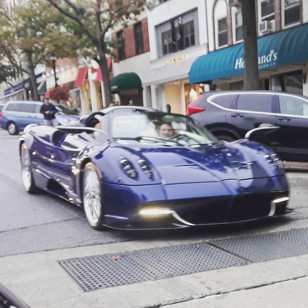 syko3d's tweet photo. Even in the rain the roof comes off #roadsterlife #huayra #pagani https://t.co/DkcOlbIzwa https://t.co/oKjYicYAMO